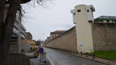 Immer wieder ist davon die Rede, dass Kriminelle in französischen Gefängnissen verbotenerweise über Mobiltelefone verfügen, mit denen sie weiter ihre Machenschaften abwickeln (Archivbild). (Foto: Sebastian Kunigkeit/dpa)