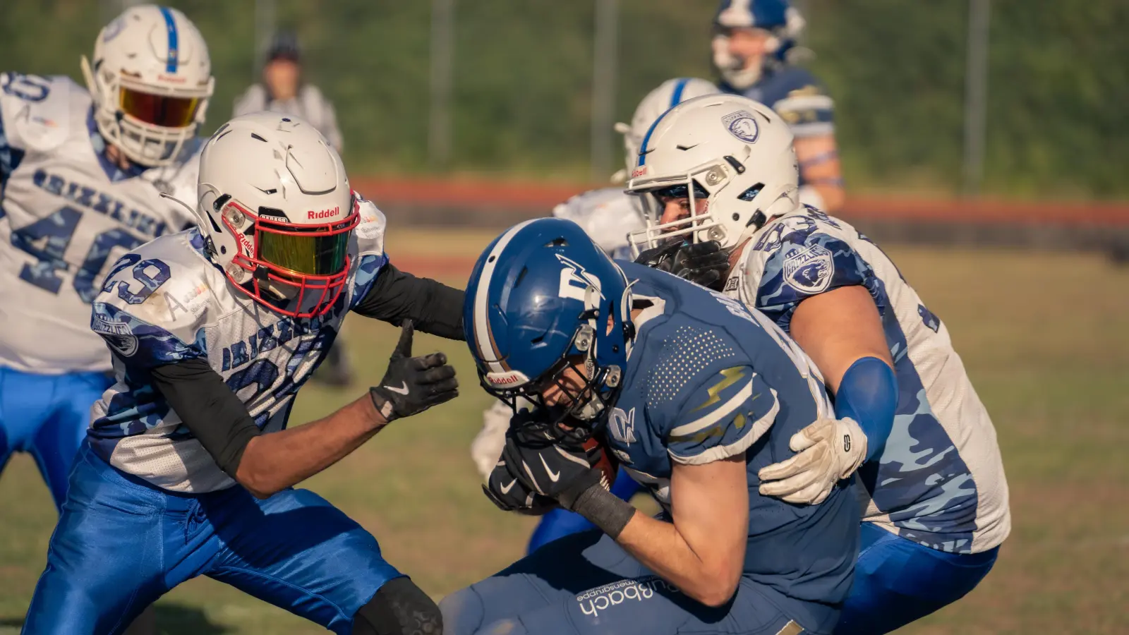 Packt zu: Der Ansbacher Linebacker Lukas Graf (rechts) mit dem gegnerischen Ballträger. (Foto: Christopher Auspelmyer)
