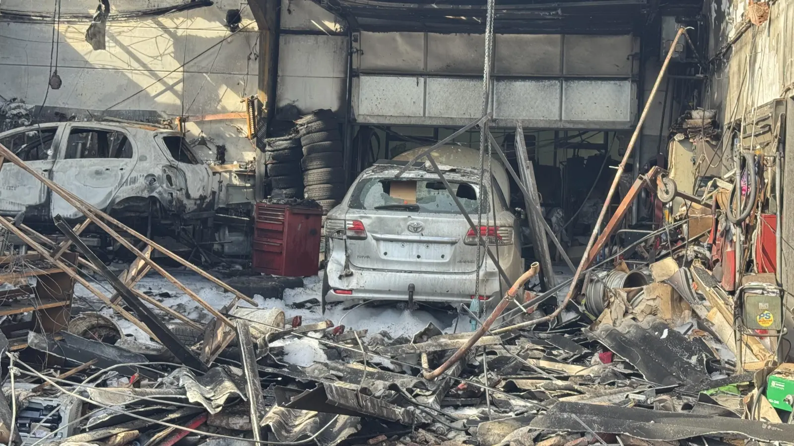 Das Autohaus Poschner in Ansbach wurde im August 2025 ein Raub der Flammen. (Foto: Evi Lemberger)