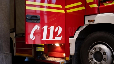 Die Feuerwehr schraubte die Schranke ab. (Symbolbild) (Foto: Niklas Treppner/dpa)