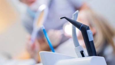 Der Zahnarzt forderte für die Reparatur des Behandlungsstuhls rund 1.700 Euro von seinem Patienten. (Symbolbild) (Foto: Rolf Vennenbernd/dpa)