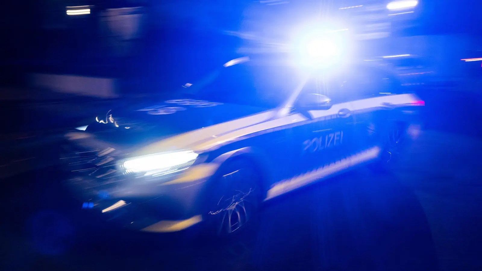 Bei einer Verfolgungsfahrt durch München ist ein Autofahrer eine mehrstufige Treppe hinuntergefahren. (Symbolbild) (Foto: Marijan Murat/dpa)