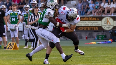 Ausgebremst: Sean Ramos (rechts) erzielte zwar einen Touchdown für die Ritter, konnte die Niederlage aber nicht verhindern. (Foto: Thomas Lüdtke)