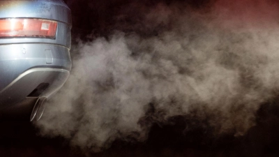 Ausstoß an klimaschädlichen Treibhausgasen: Abgase aus dem Auspuff eines Autos. (Foto: Marijan Murat//dpa)