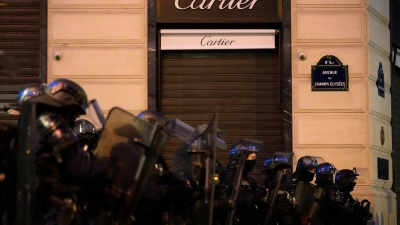 Seit dem Tod des 17-jährigen Nahel bei einer Verkehrskontrolle wurde Frankreich von schweren Krawallen und Protesten gegen Polizeigewalt erschüttert. (Foto: Christophe Ena/AP)