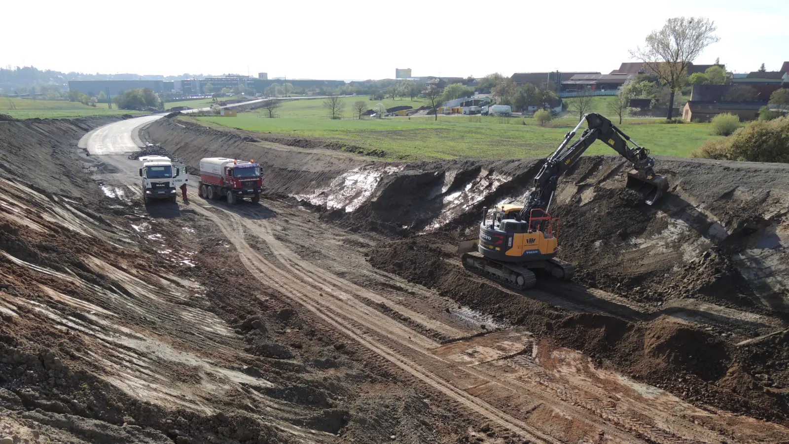 Der Blick von der neuen Brücke auf den östlichen Abschnitt der künftigen Umgehungsstraße bei Sommerau. Bis kurz vor dem Kreisverkehr der Staatsstraße 1066 mit der Daimlerstraße ist auf der Trasse bereits die Asphalttragschicht aufgebracht. (Foto: Peter Zumach)