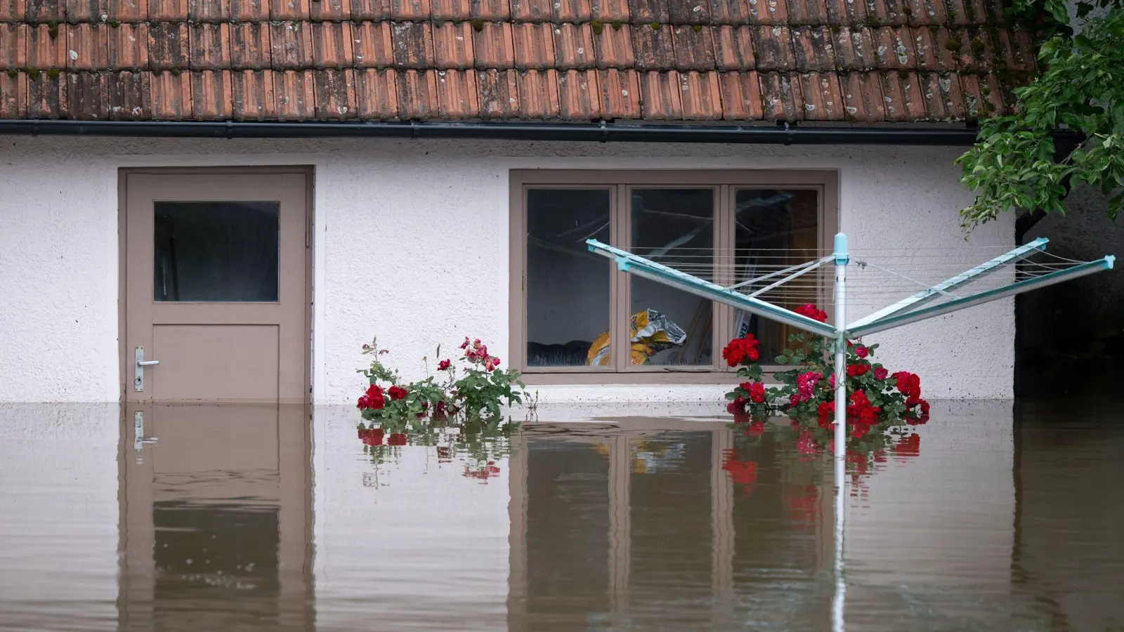 Wenn das Eigenheim von Überschwemmungen betroffen ist, kann eine Elementarschadenversicherung zumindest den finanziellen Schaden lindern. (Foto: dpa)