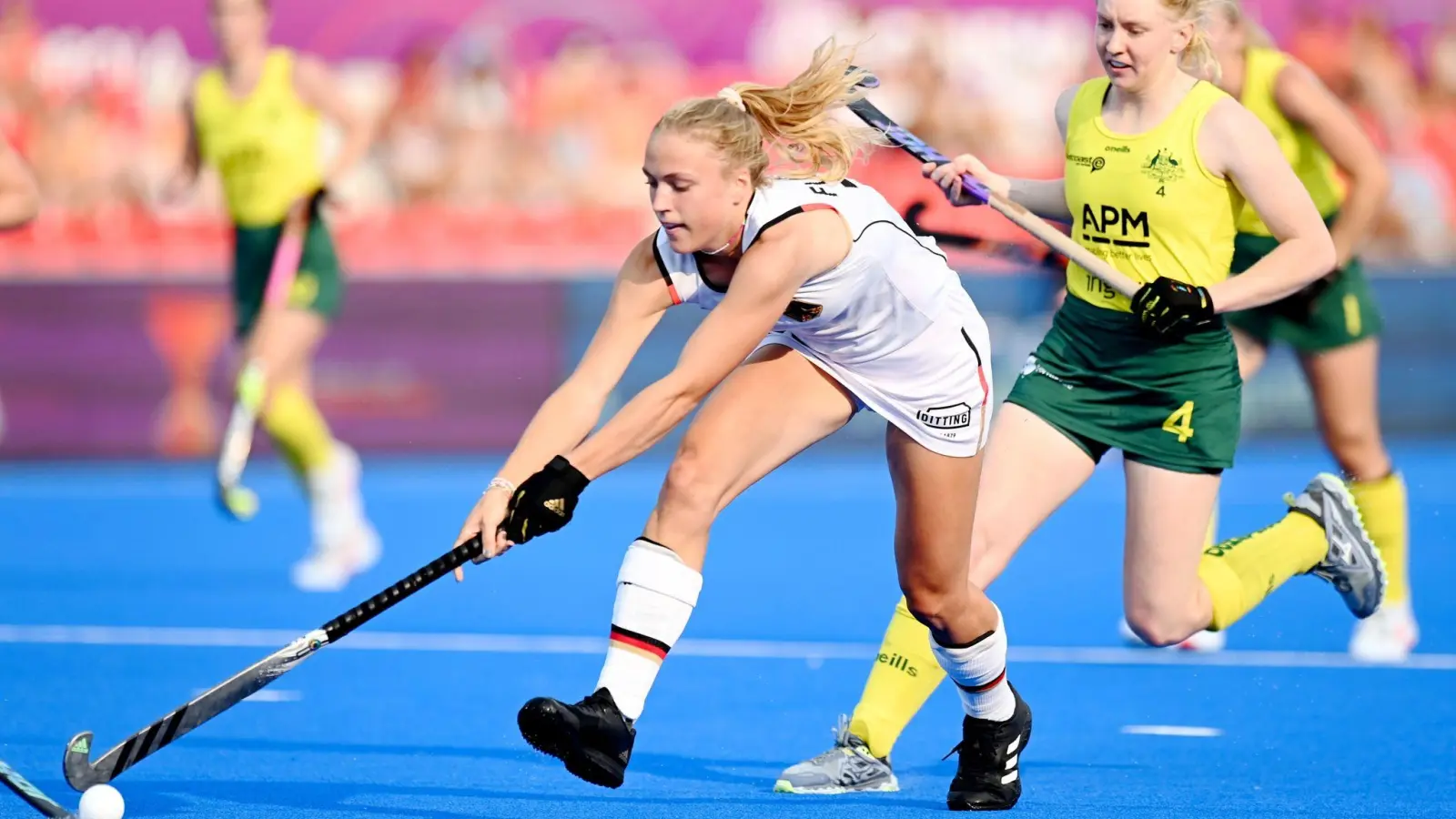 Streckten sich vergeblich: Jette Fleschütz (l) und das deutsche Team verpassen Bronze. (Foto: Frank Uijlenbroek/dpa)