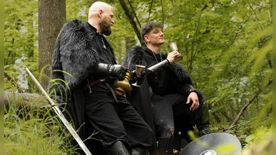 Ein Bild der Dreharbeiten zu „Artis”. Die Gildengefährten Kai Hoops (links) und Pascal Strebel bei ihrer Suche im Wald. (Foto: Oliver Hutzler)