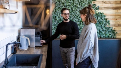 Souverän statt unbeholfen: Small Talk kann man tatsächlich lernen.  (Foto: William Perugini/Westend61/dpa-tmn)