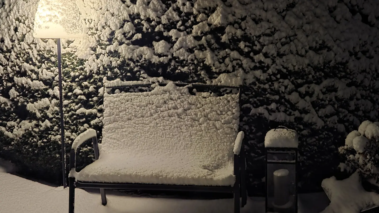 „Schneebank statt Sonnenbank” meldet Renate Wick aus ihrem Garten in Diespeck.  (Foto: Renate Wick)