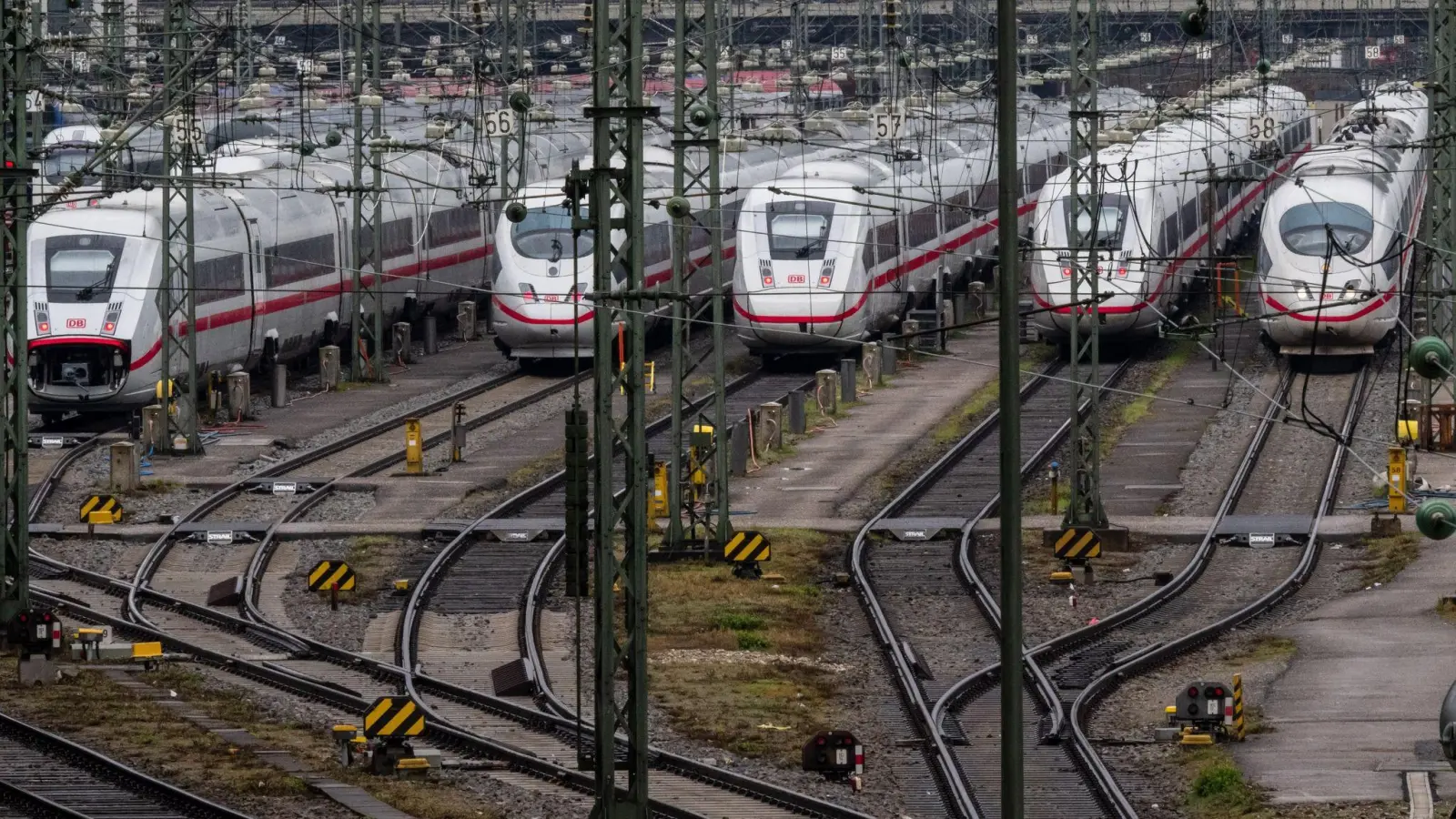 Die Bahn geht für das laufende Jahr von rund 155 Millionen Fahrgästen in den eigenen ICE- und IC-Zügen aus. (Foto: Peter Kneffel/dpa)