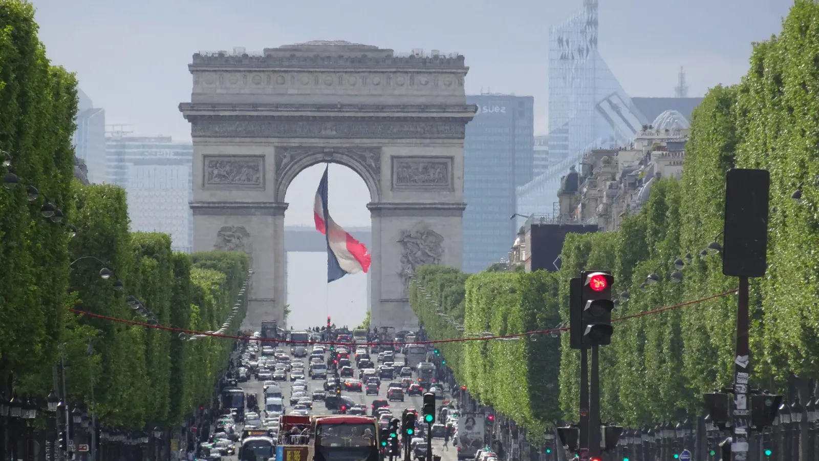 Wer mit dem Auto in Frankreich oder anderen Ländern unterwegs ist, sollte darauf achten, dass die Grüne Versicherungskarte noch gültig ist. (Foto: Andrea Warnecke/dpa-tmn)