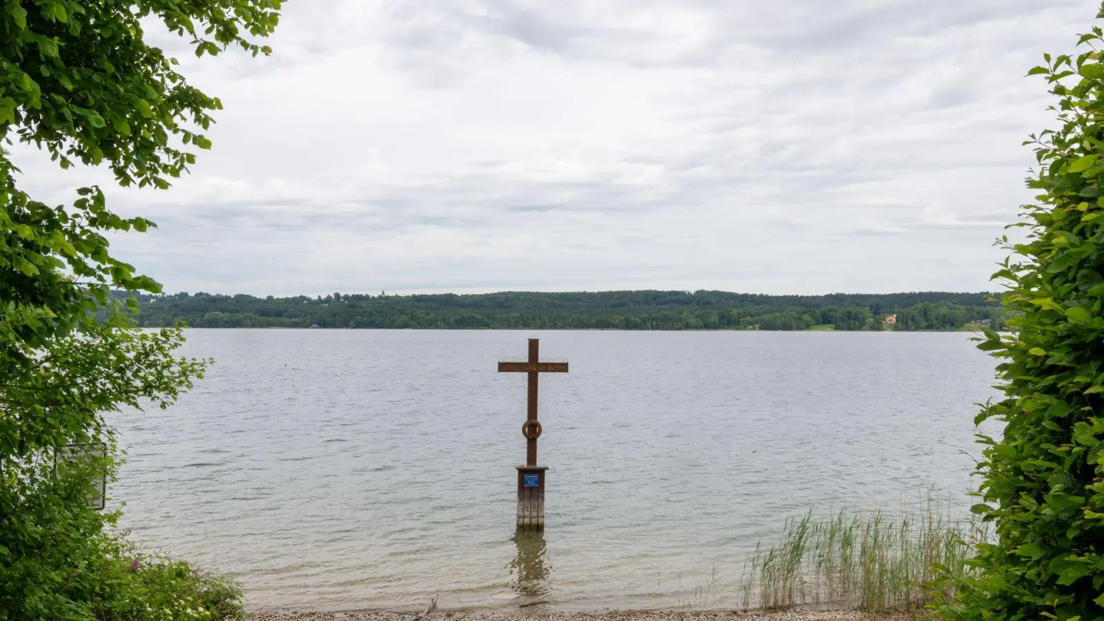 Ein Kreuz im Starnberger See markiert die Stelle, an der König Ludwig II. vor 140 Jahren tot gefunden wurde. (Foto: Peter Kneffel/dpa)