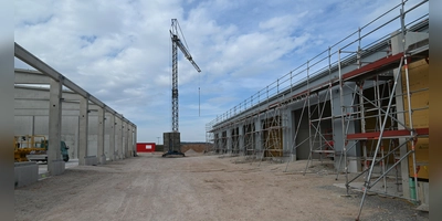 Während die Gebäude für den neuen Bauhof im Leutershäuser Gewerbegebiet Färbereistraße im Rohbau fertig sind, wird hinter den Kulissen auch an neuen Strukturen gearbeitet, um die Arbeitsabläufe künftig effizienter zu gestalten. (Foto: Wolfgang Grebenhof)