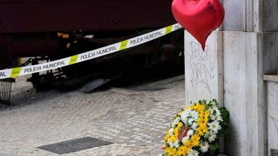 Bei dem schwersten Unglück dieser Art mit Standseilbahnen in Lissabon sind 16 Menschen ums Leben gekommen und 21 zum Teil schwer verletzt worden. (Foto: Armando Franca/AP/dpa)
