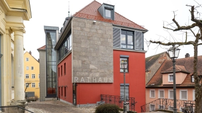 Wer künftig im Uffenheimer Rathaus das Sagen hat, entscheidet sich am 22. März in der Stichwahl zwischen Wolfgang Lampe (SPD) und Thomas Schmitt (BLU). Bevor es jedoch so weit ist, treibt der Wahlkampf noch einige unerfreuliche Blüten.  (Foto: Mirko Fryska)