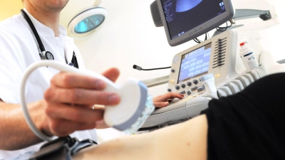 Für bestimmte Ultraschall-Untersuchungen müssen Patienten selbst zahlen. (Archivbild)  (Foto: Angelika Warmuth/dpa)
