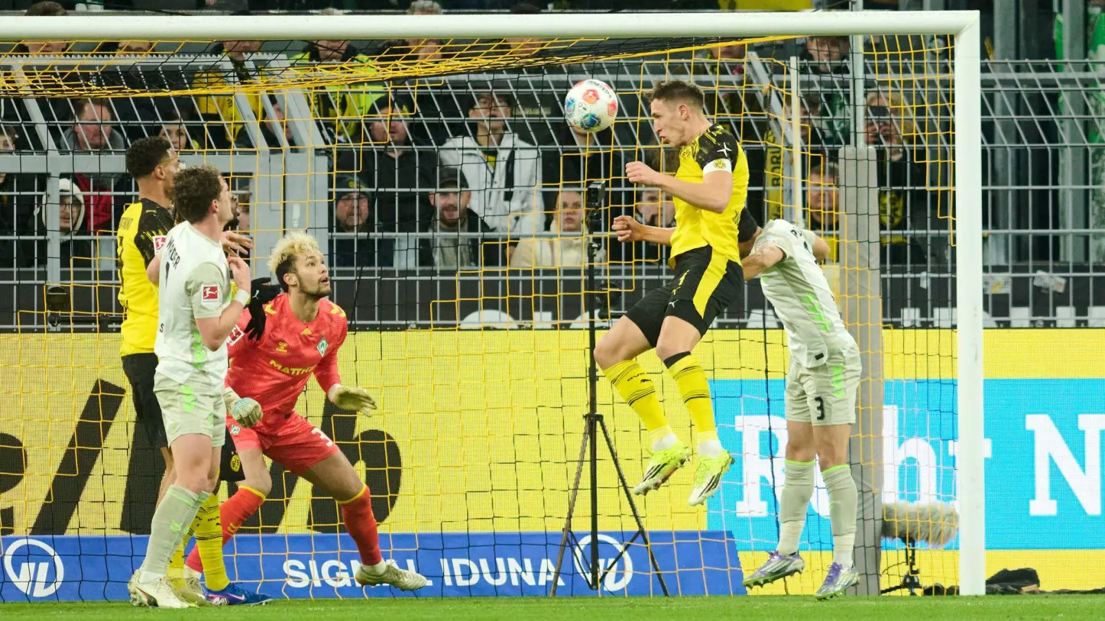 Nico Schlotterbeck brachte den BVB früh in Führung. (Foto: Bernd Thissen/dpa)