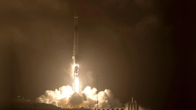 Die SpaceX Falcon 9 Rakete startet mit dem Double Asteroid Redirection Test (DART) an Bord vom Space Launch Complex 4E auf der Vandenberg Space Force Base in Kalifornien. (Foto: Bill Ingalls/NASA/AP/dpa)