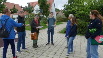 Kathrin Feindert (Dritte von links) und Felix Gerstner (Mitte) führten beim Hitzespaziergang durch Burgbernheim. (Foto: Helmut Meixner)