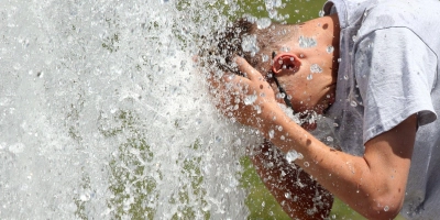 Die neue Woche bringt Hitze mit sich. Wasser kann Abkühlung schaffen. (Symbolbild: Wolfgang Kumm/dpa)