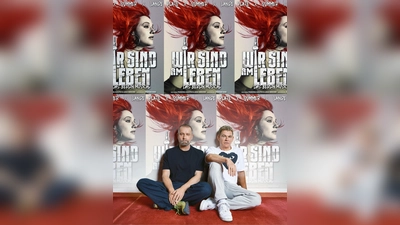 Ulf Leo Sommer und Peter Plate sitzen vor Plakaten ihres neuen Musical-Projekts. (Foto: Ferran Casanova/Theater des Westens/dpa)