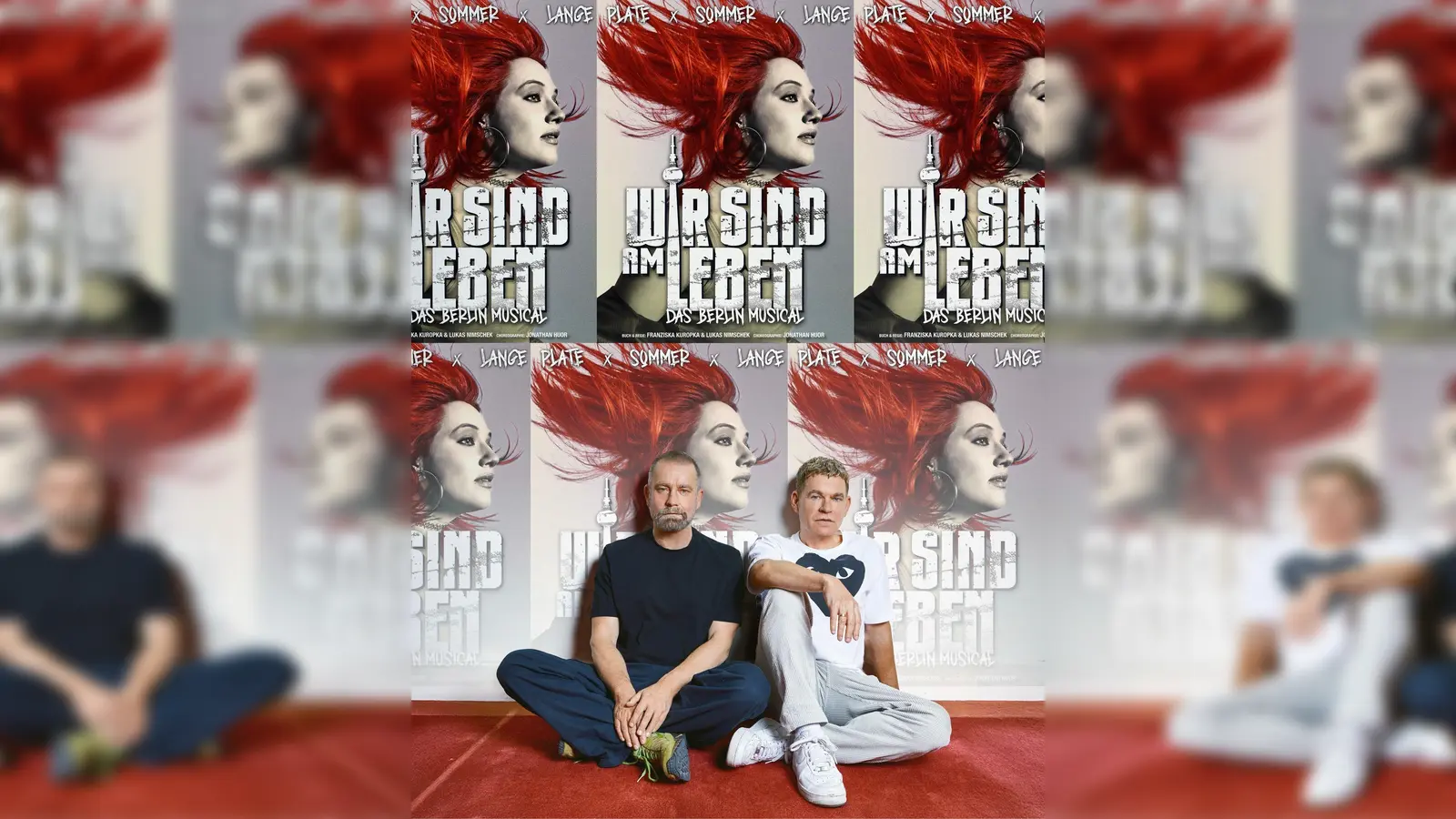 Ulf Leo Sommer und Peter Plate sitzen vor Plakaten ihres neuen Musical-Projekts. (Foto: Ferran Casanova/Theater des Westens/dpa)