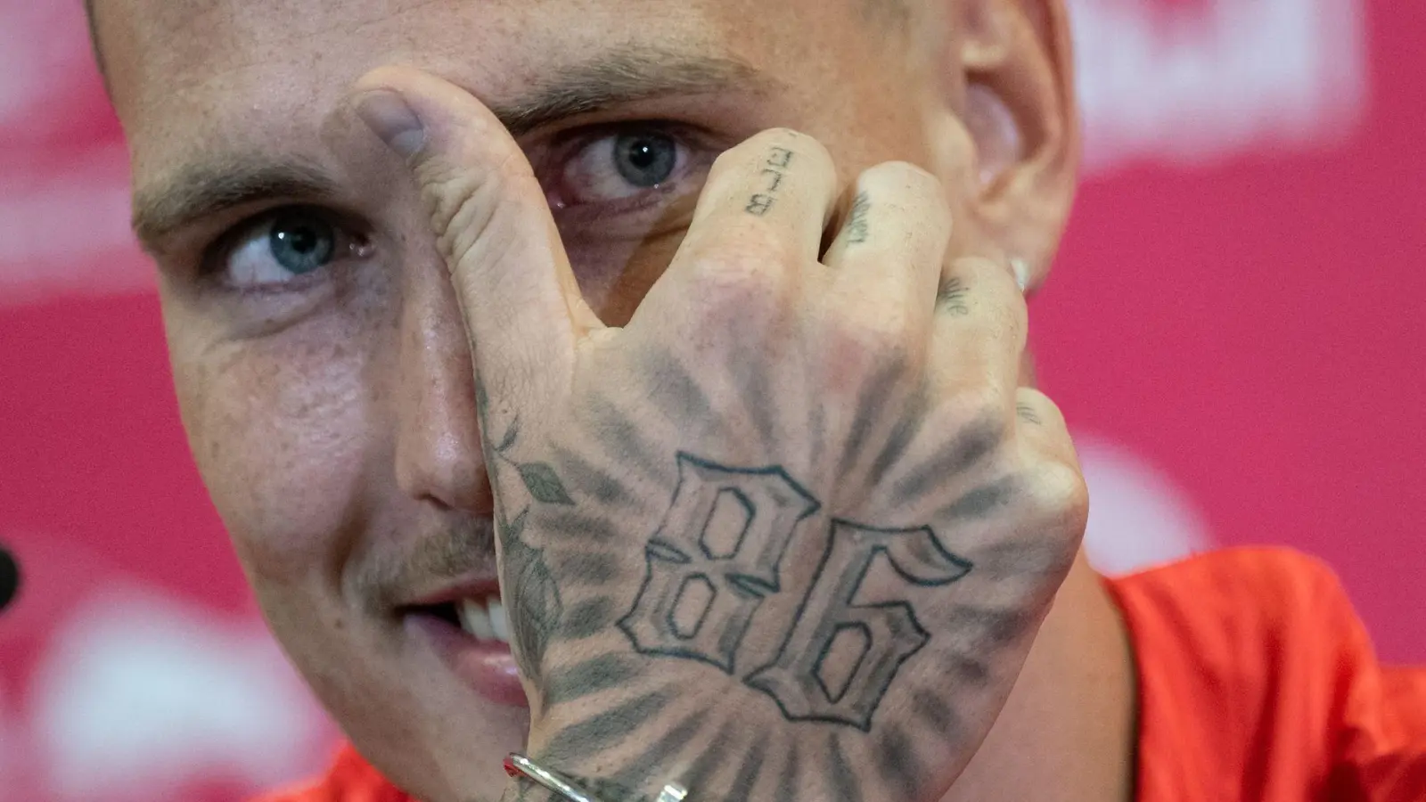 David Raum liebt Tattoos. (Archivbild) (Foto: Hendrik Schmidt/dpa)