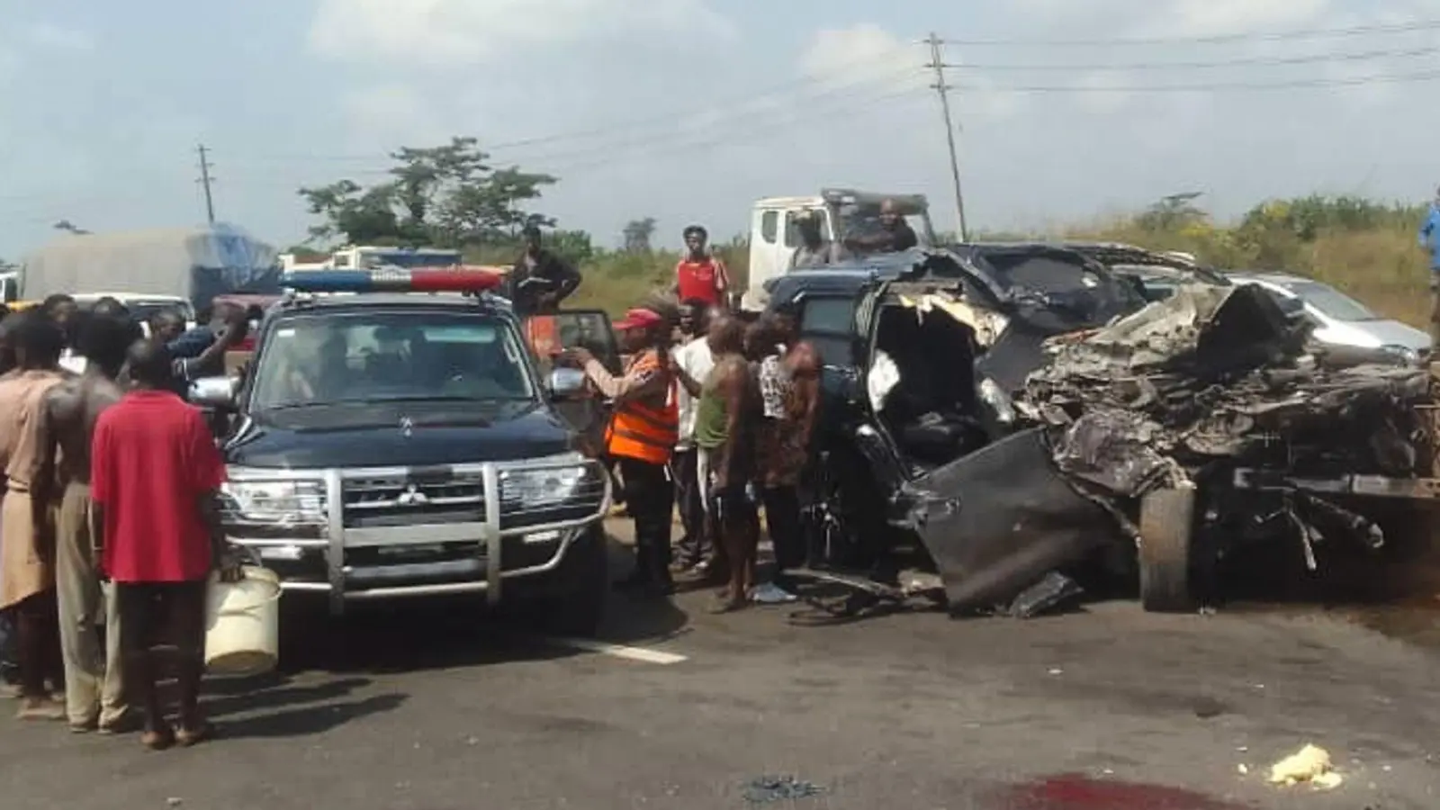 Die Unfallstelle des Unglücks, bei dem zwei Freunde von Boxstar Anthony Joshua ums Leben kamen. (Foto: Uncredited/Federal Road Safety Corps/AP/dpa)