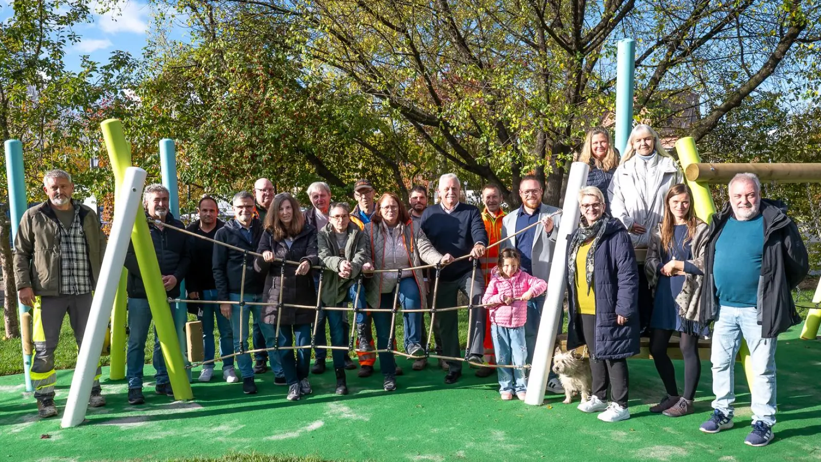 Der neue Spielplatz im Schlossgraben wurde gestern im Beisein vieler Gäste eingeweiht. Da der Rollrasen noch anwachsen muss, bleibt das Areal voraussichtlich bis Ende November gesperrt. (Foto: Mirko Fryska)