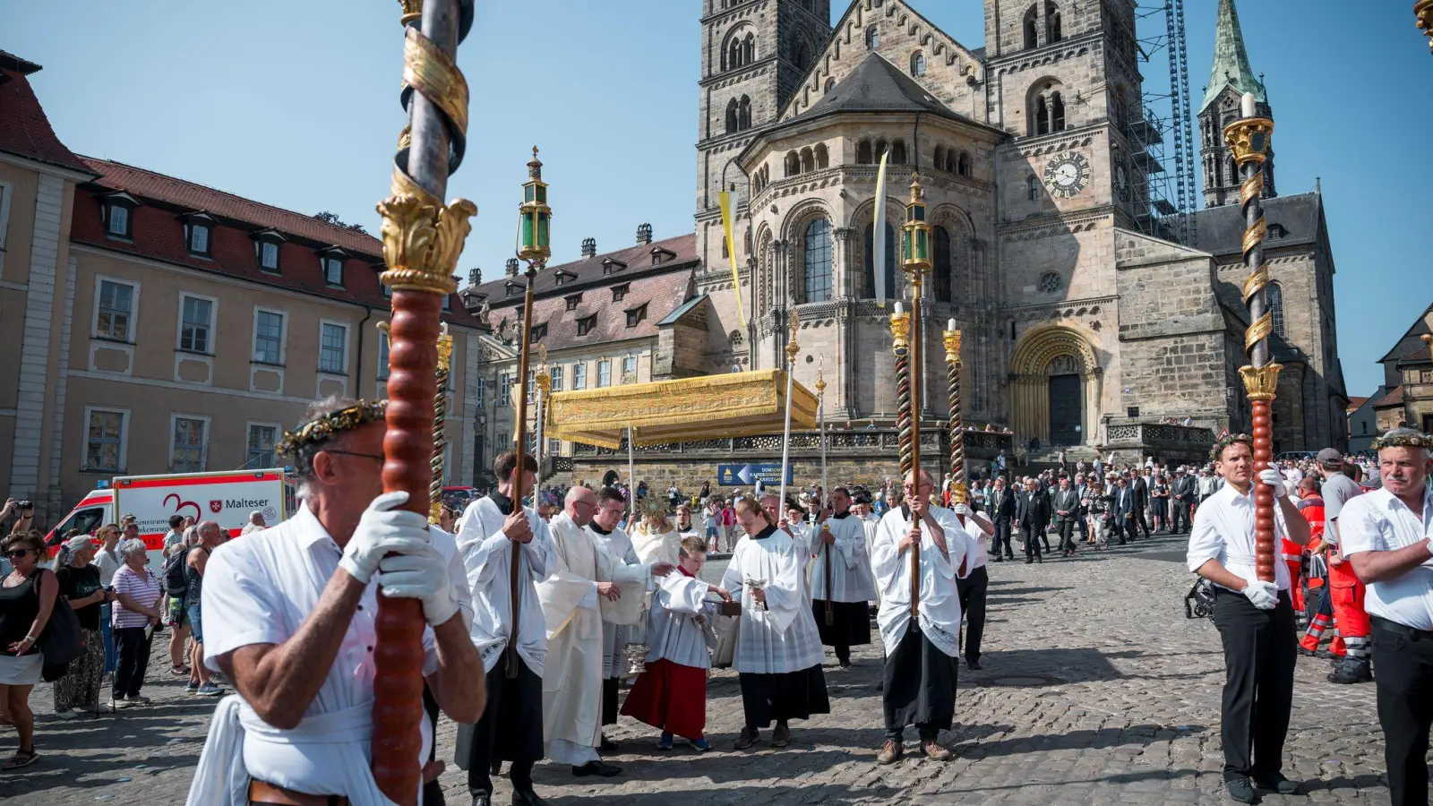 Die Prozession zieht vom Domberg in die Innenstadt. (Archivbild) (Foto: Daniel Vogl/dpa)