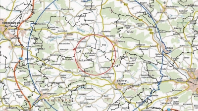 Nach dem Ausbruch der Geflügelpest hat das Veterinäramt um den Betrieb in Frommetsfelden eine Schutzzone (roter Kreis) und eine Überwachungszone (blauer Kreis) festgelegt. (Grafik: Landratsamt Ansbach)