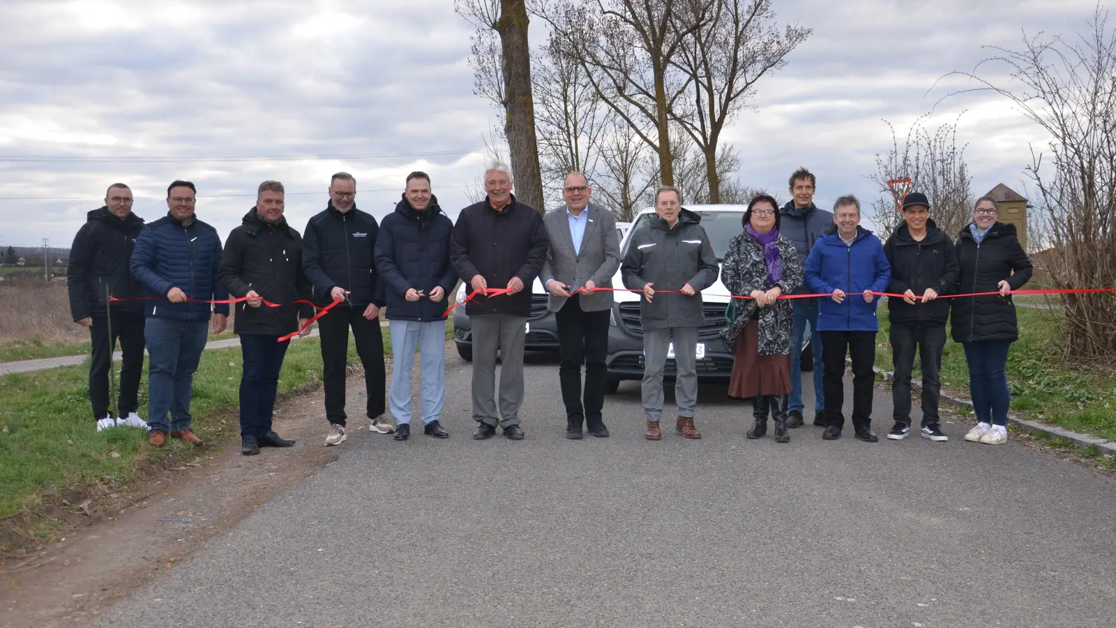 Etliche Kreistagsmitglieder sowie Mitarbeitende des Landratsamtes und zwei Angehörige der Betreiberfirma feierten mit Landrat Christian von Dobschütz (Fünfter von links) die NEA-Mobil-Ausweitung. (Foto: Patrick Lauer)