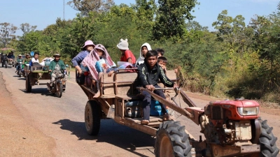 Vor der neuerlichen Gewalteskalation fliehen die Anwohner im Grenzgebiet von Thailand und Kambodscha – mitunter auch auf Traktoren.  (Foto: Uncredited/AGENCE KAMPUCHEA PRESS/AP/dpa)