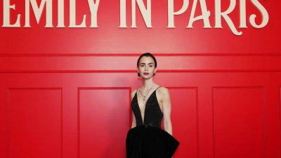 Was Emily (Lily Collins) in der letzten Staffel wohl erleben wird? (Archivbild) (Foto: Aurelien Morissard/AP/dpa)