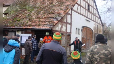 Markt Bibarts Bürgermeister Klaus Nölp informierte den Bauausschuss und zahlreiche Altmannshäuser Bürger vor Ort über die Möglichkeiten, wie man mit dem alten Feuerwehrhäuschen verfahren könnte. (Foto: Rainer Fritsch)