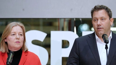 Bas und Klingbeil sehen gerade nicht die Zeit für Rücktritte.  (Foto: Kay Nietfeld/dpa)