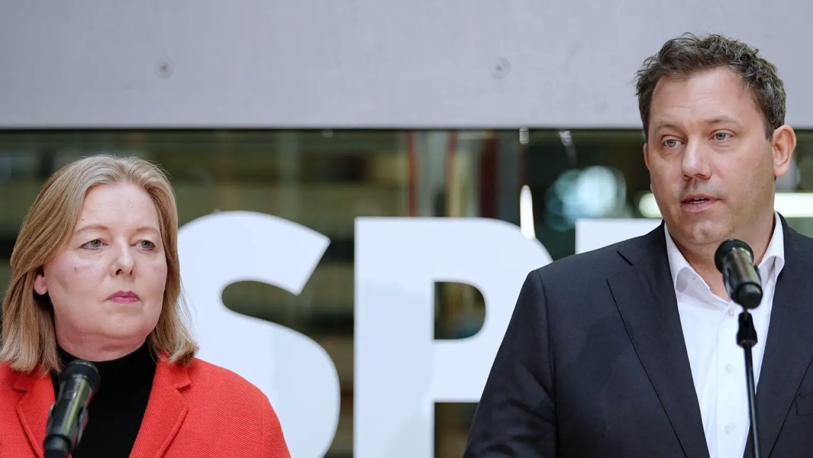 Bas und Klingbeil sehen gerade nicht die Zeit für Rücktritte.  (Foto: Kay Nietfeld/dpa)