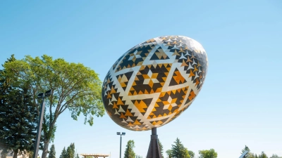 Lässt sich schwerlich verstecken: das gigantische Osterei im kanadischen Vegreville. (Foto: Marc Webster/Travel Alberta/dpa-tmn)