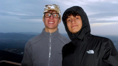 Eliott Porzner (links) und Nicolas Ray waren an diesem Punkt ihrer Reise in Albanien. Das Foto zeigt sie auf Tiranas Hausberg Dajti. (Foto: privat)