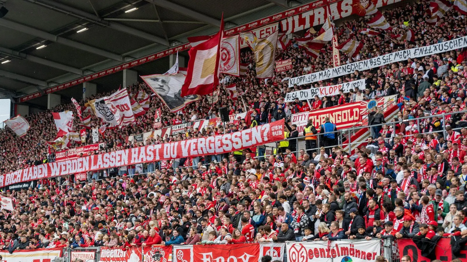 Mainzer Fans protestieren gegen Jürgen Klopps Engagement bei Red Bull. (Foto: Torsten Silz/dpa)