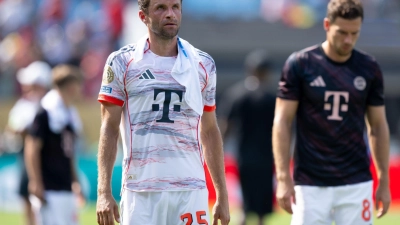 Weiter geht&#39;s: Thomas Müller nach dem Spiel mit einem kühlenden Handtuch im Nacken. (Foto: Sven Hoppe/dpa)