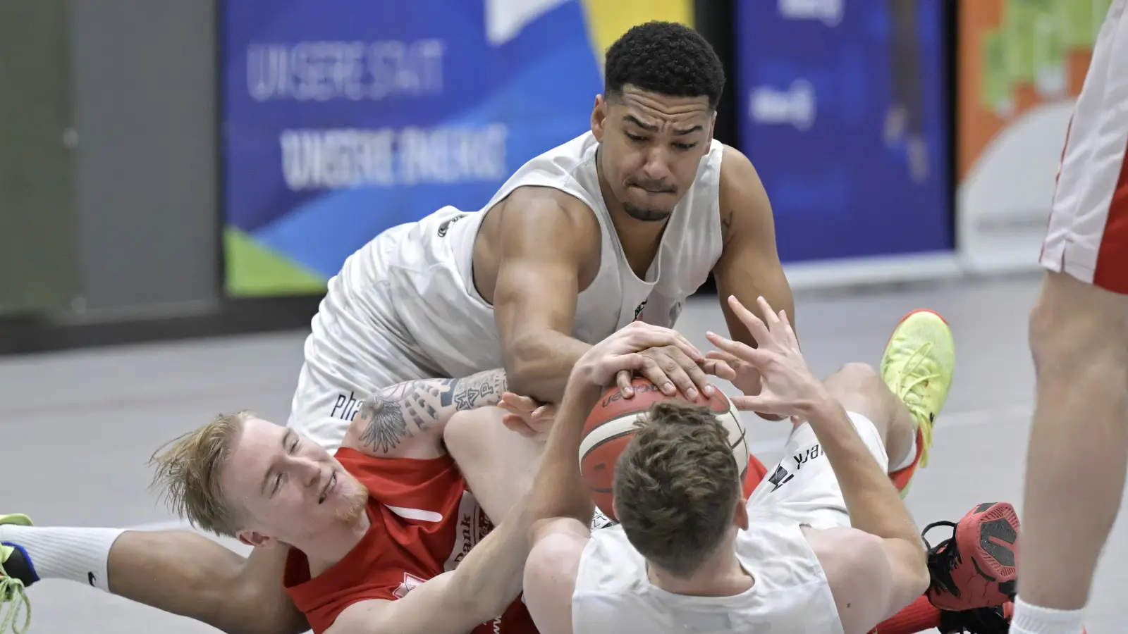 Noch einmal vollen Einsatz zeigen wollen die Neustädter Aaron Lachner (oben) und Christian Bittel (hier gegen Treuchtlingen). (Foto: Martin Rügner)