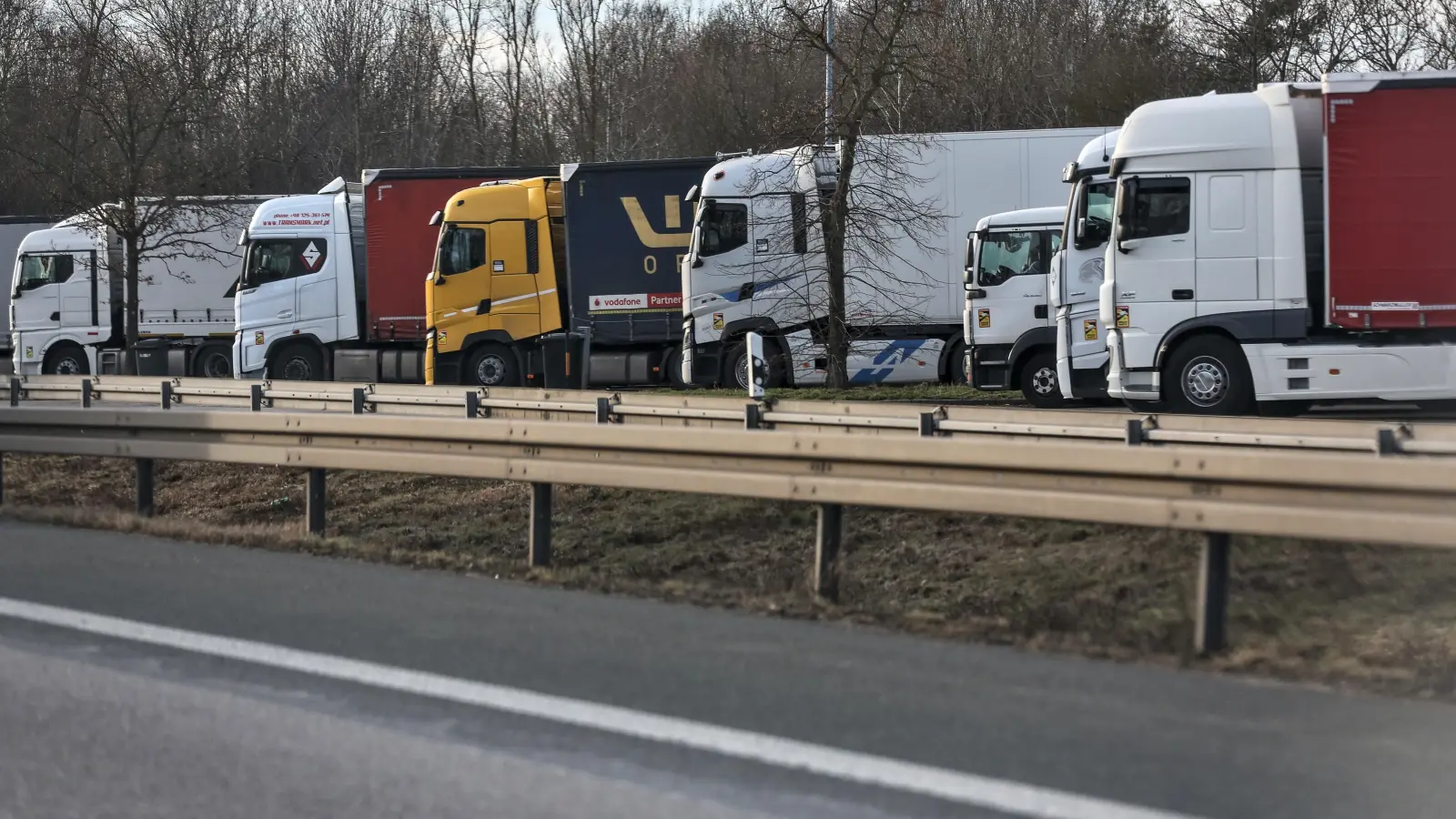 Der Lkw-Fahrer wurde von der Verkehrspolizei Ansbach auf dem Parkplatz Geisberg angehalten. (Symbolbild: Tizian Gerbing)