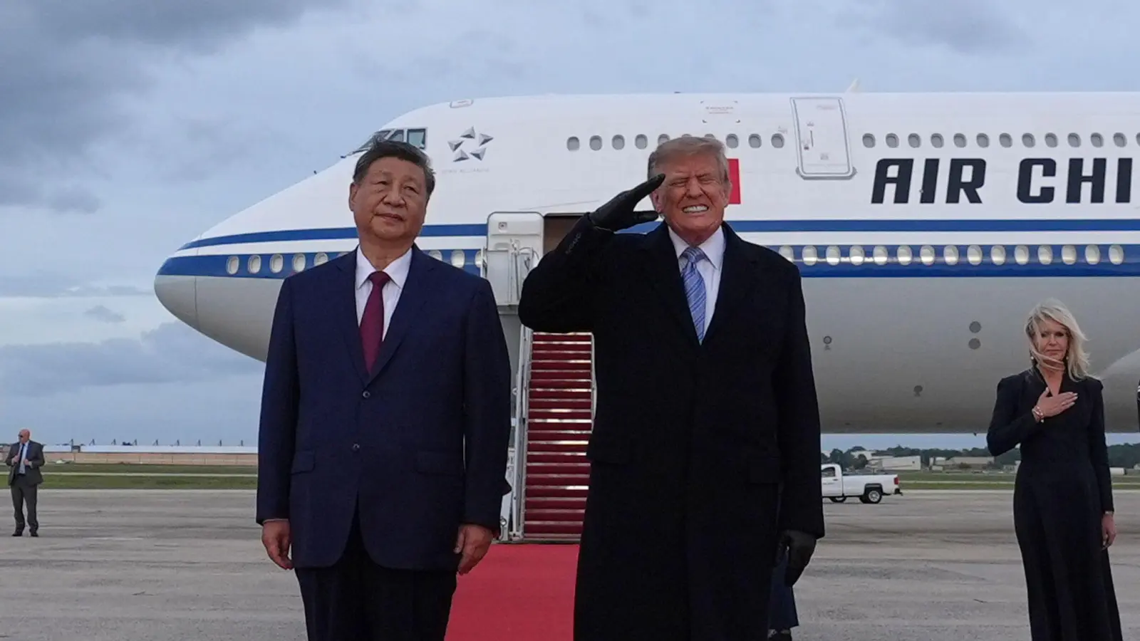 US-Präsident Donald Trump verzog es das Gesicht, als Bomber des US-Militärs über der Empfangszeremonie hinwegflogen.  (Foto: Alex Brandon/AP/dpa)