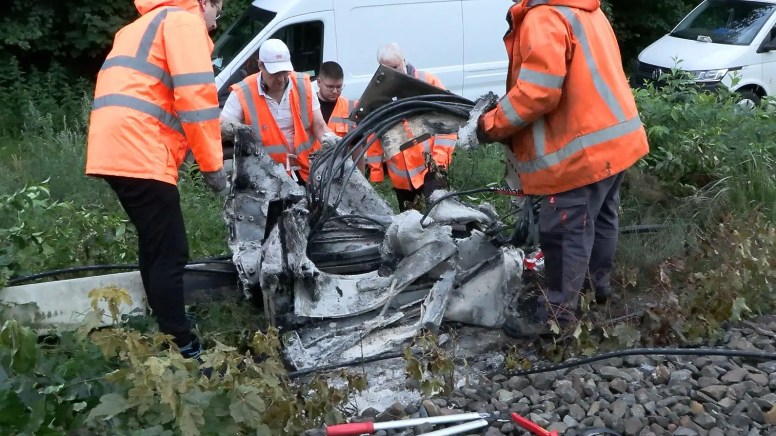 In Neu Wulmstorf brannte ein Verteilerkasten der Deutschen Bahn, die Polizei geht von Brandstiftung aus. (Foto: Sebastian Peters/NEWS5/dpa)