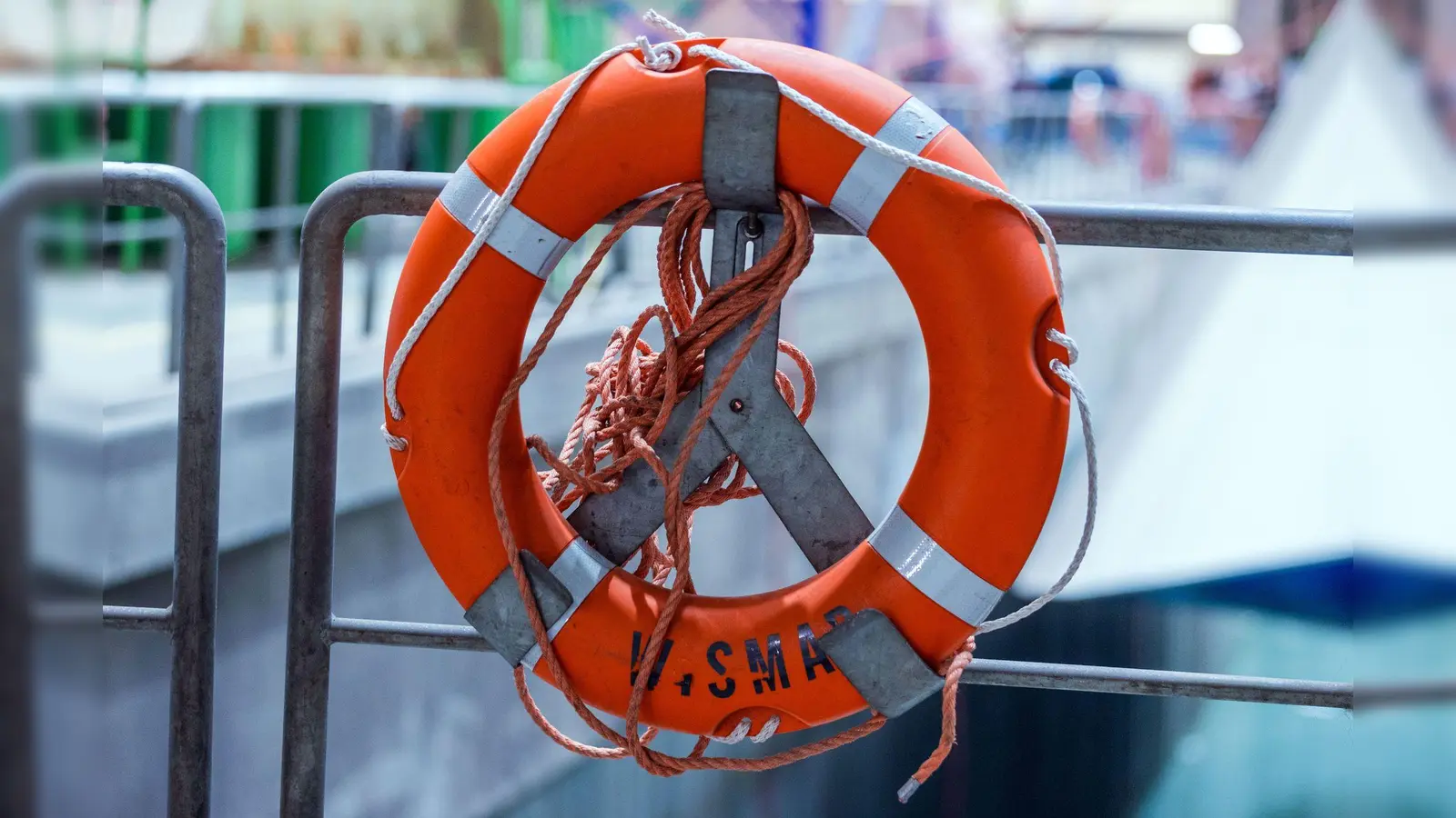 Die beiden Männer konnten nur noch leblos aus dem Wasser geborgen werden. (Symbolbild) (Foto: Jens Büttner/dpa-Zentralbild/dpa)