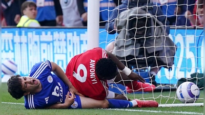 Forest-Stürmer Awoniyi (r) soll aus dem Koma erwacht sein. (Foto: Jacob King/PA Wire/dpa)