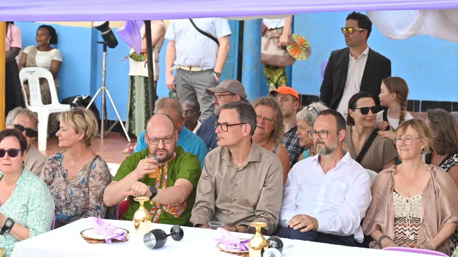 Unter den deutschen Gästen in der Mitte Kampala-Kids-Vizevorsitzender Michael Lechner, rechts daneben Vorsitzender Stefan Heidingsfelder und seine Frau Annette. (Foto: Wolfgang Grebenhof)